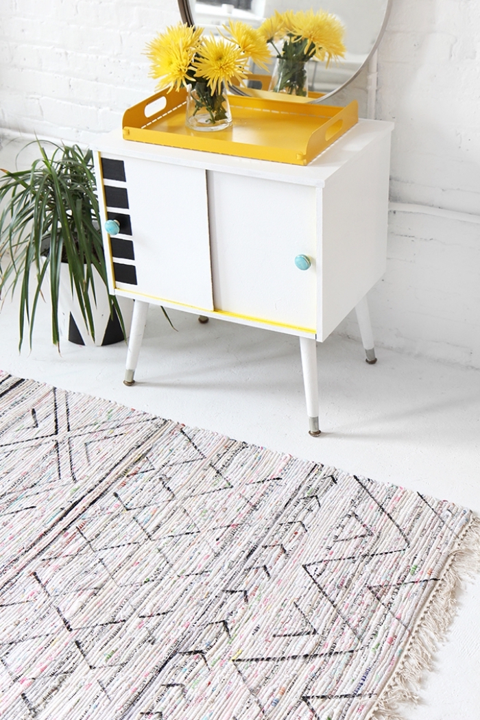 idée comment décorer une chambre avec tapis personnalisé, modèle de tapis moquette décoré avec franges