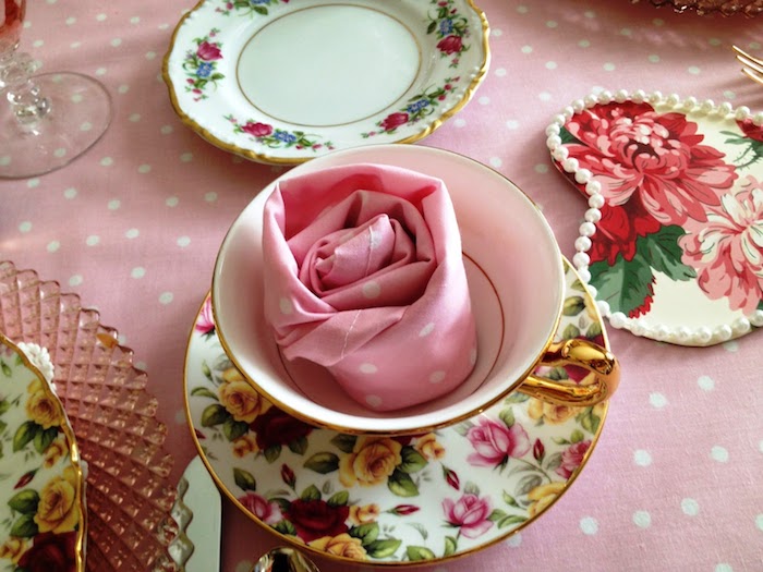 idée de mariage à thème pause thé style shabby chic avec de la vaisselle style shabby et pliage serviette rose en tissu