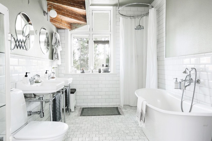 salle de bain rétro scandinave avec carrelage blanc sol et mur avec douche italienne et double lavabo sous les marches en bois