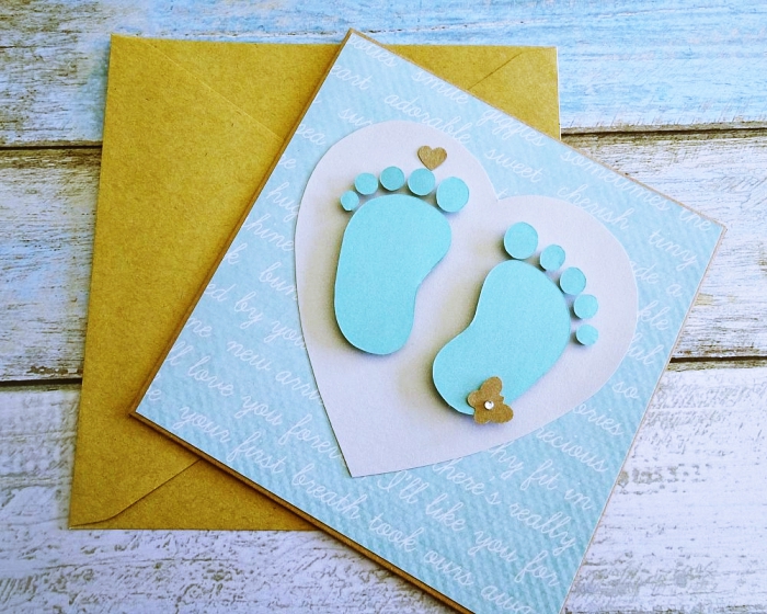 comment faire un faire part naissance pas cher, modèle de carte annonce naissance en papier cartonné avec petits pieds bébé à effet 3D