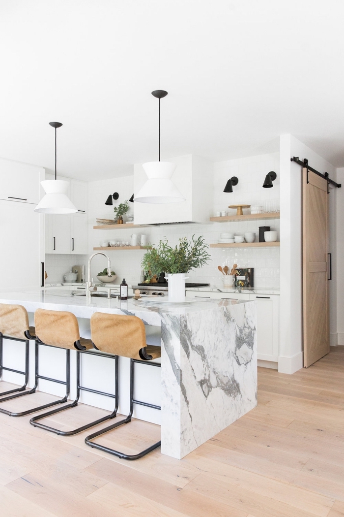 agencement cuisine moderne en blanc et bois, déco de cuisine avec îlot central à design marbre, modèle cuisine ouverte