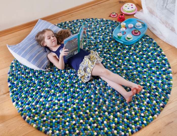 bricolage chambre d'enfant facile, comment décorer la chambre d'enfant avec un fabriquer un tapis tapis de jeu enfant en mini pompons