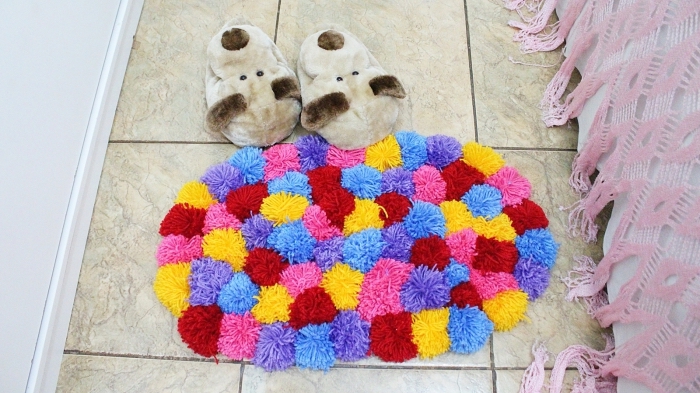déco de chambre d'enfant avec tapis pompon, que faire avec des pompons, activité manuelle facile pour ado