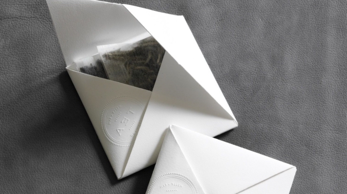 pochette origami en papier blanc cartonné pour offrir des sachets de thé, faire une enveloppe origami feuille a4