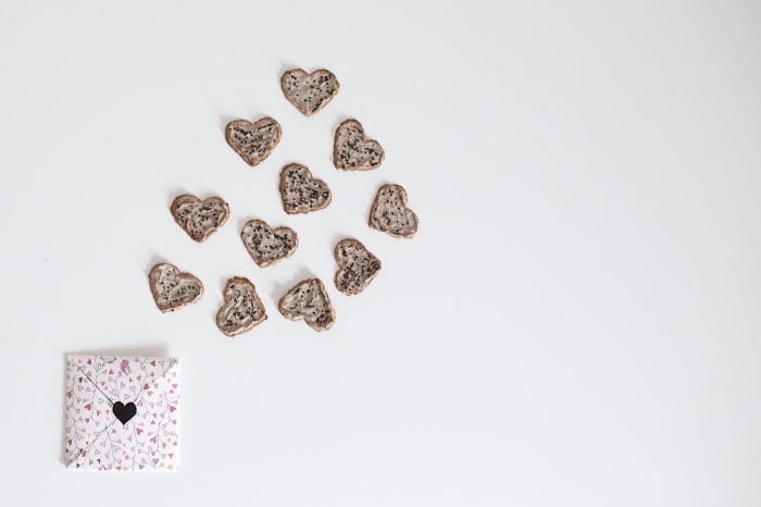 modèle origami enveloppe carrée avec fermeture coeur réalisée en papier imprimé, enveloppe diy pour la saint-valentin