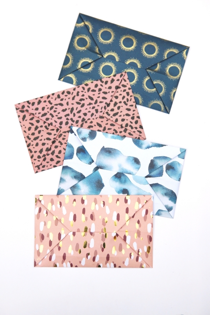 comment plier une enveloppe en origami facile et rapide, modèle d'enveloppe pliée traditionnelle en papier imprimé graphique et tendance