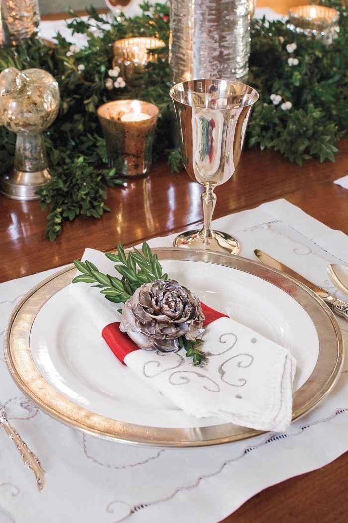 rose diy en pomme de pin, exemple de pliage de serviette facile, décoration de table de noel avec bougies et branches de buis
