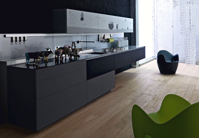 design intérieur moderne dans une cuisine aménagée en couleurs foncées, exemple crédence miroir ou verre