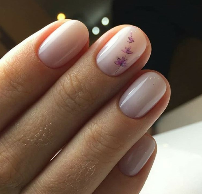 manucure ongle court, dessin floral lilas, couleur de base rose-blanc, doigts longs