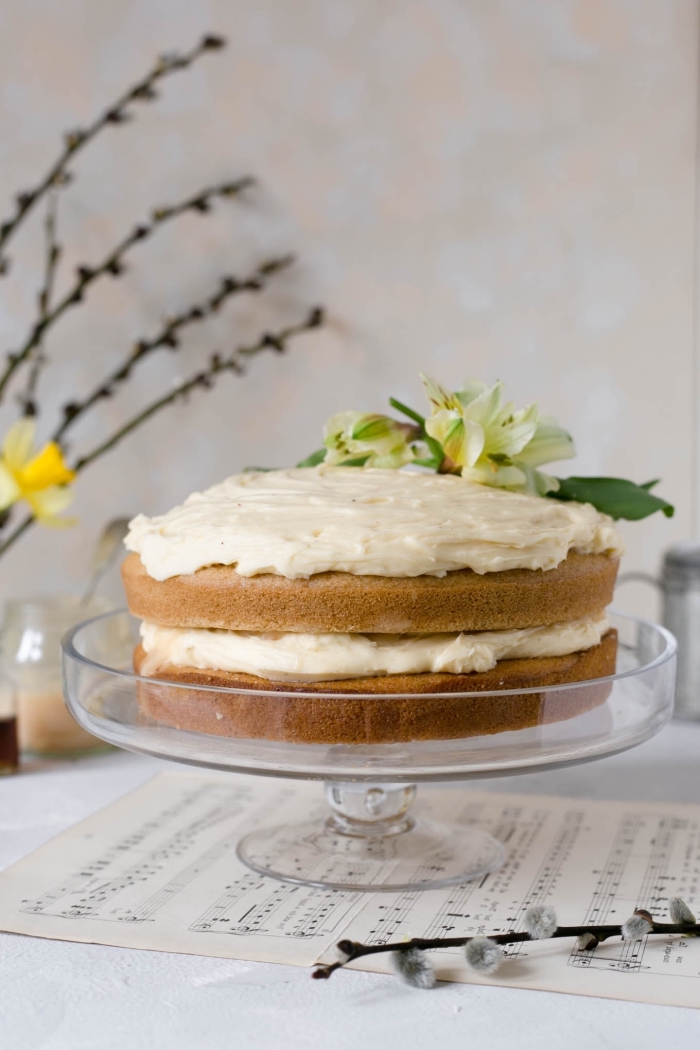 recette de naked cake vegan sans oeufs et sans lactose au glaçage de crème à l'orange sanguine, décoré d'une fleur