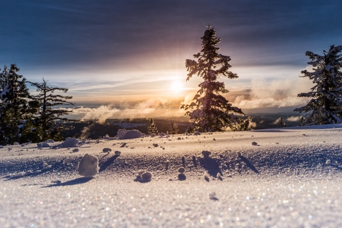 paysage hiver fantastique, photo coucher du soleil dans une montagne couverte de neige avec arbres blancs