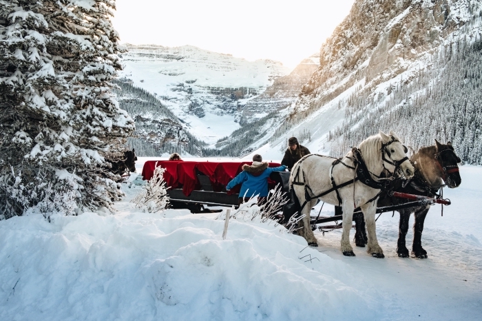 photo de paysage hiver dans les montagnes avec un traîneau à cheval, photo lever du soleil dans les montagnes enneigées
