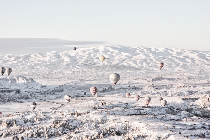 magnifique photo d'hiver gratuite, idée fond ecran noel ou hiver, photo ballons à gaz volants au-dessus des montagnes