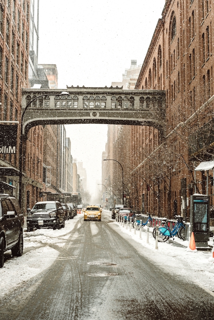 exemple wallpaper gratuit pour verrouillage iphone sur thème neige qui tombe, photo d'une ville enneigée en hiver