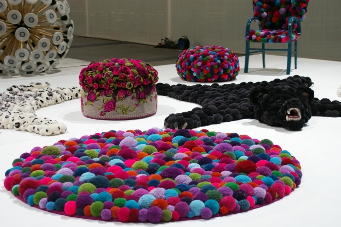 que faire avec des pompons, éléments décoratifs diy faits en pompons, exemple de tapis pompon facile a faire