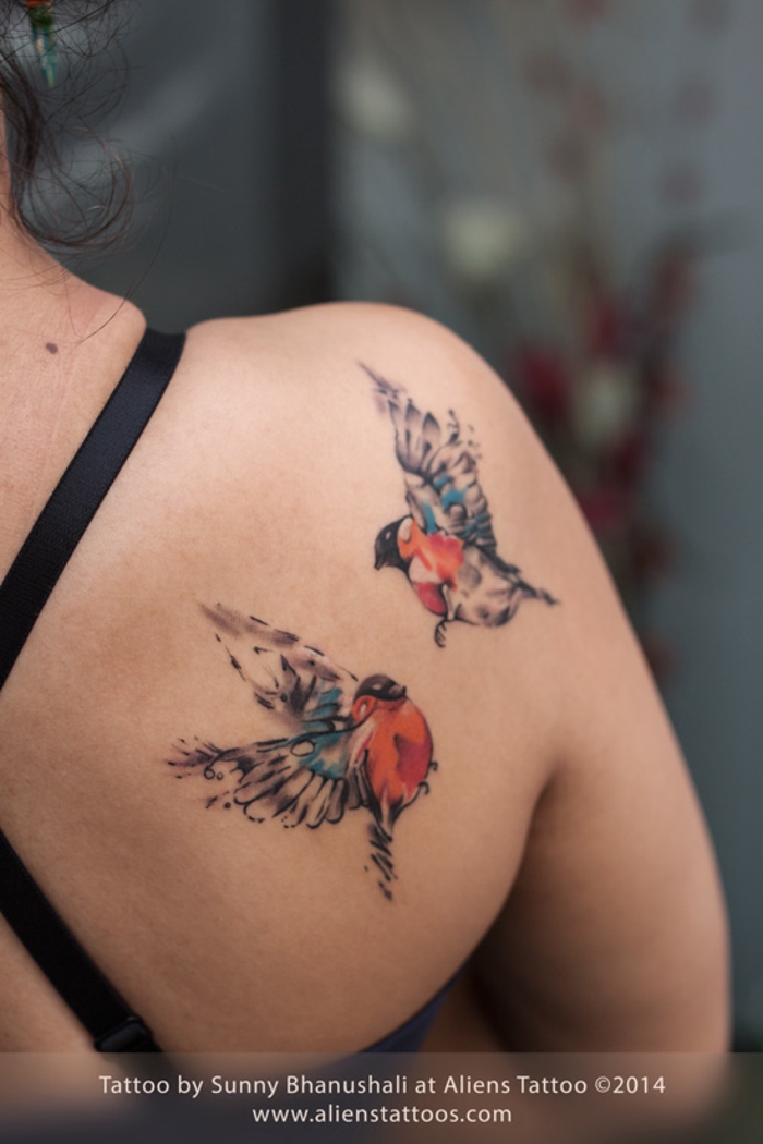 Tatouage minimaliste, tatouage femme poignet modèle original pour moi oiseaux colorés 