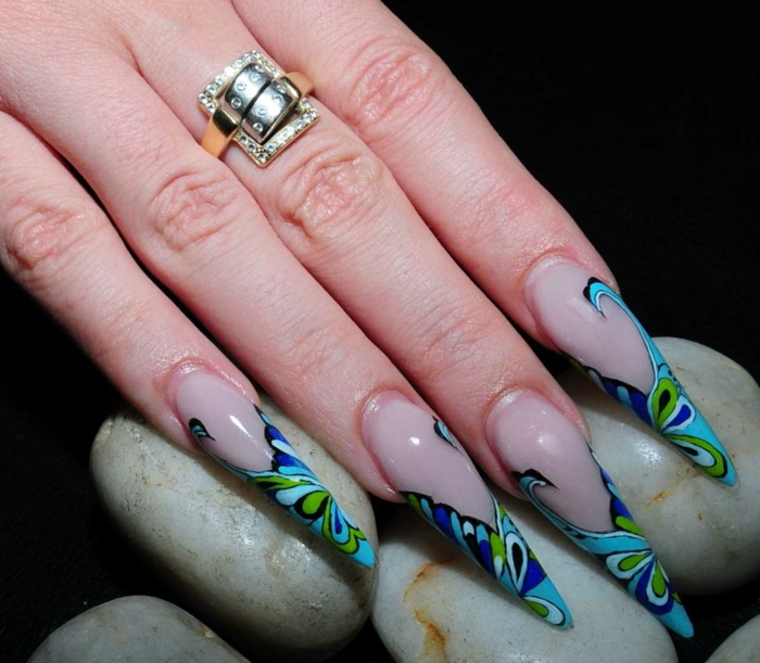 ongles stiletto bulle, déco ongles aquarium, bague massive en métal, pierres incrustées, galets blancs