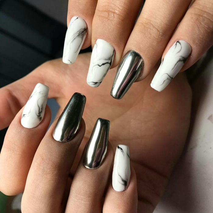 manucure marbrée en blanc et argenté, ongles longs, design tendance, ongle forme ballerine