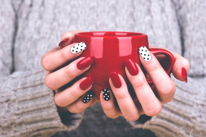 ongles pointillés, tasse à café rouge, manucure en trois couleurs, pull gris en laine, déco ongle carré