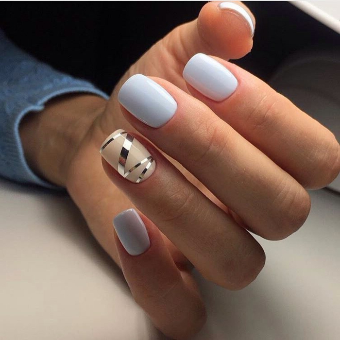 nail art sur ongles forme carré, bandes adhésives argentées collées pour former un joli motif