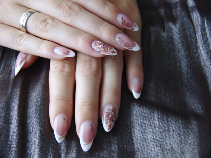 ongles en amande longs, déco ongle naturelle avec dessin floral discret, bagues