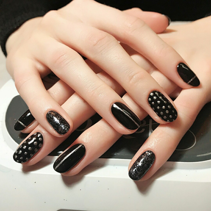 forme ongle ovale, déco ongles pointillée, manucure stylée en noir et argenté, mains blanches