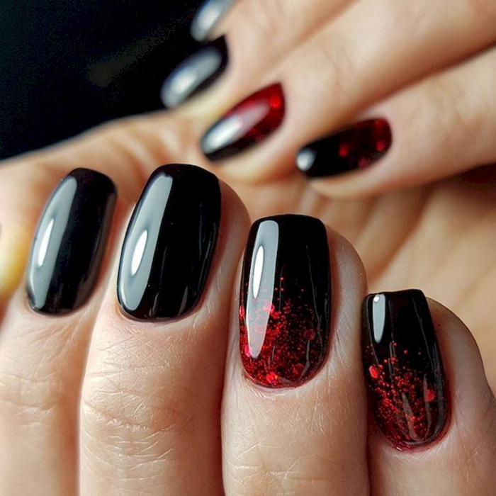 manucure ongle court, manucure bicolore en rouge et noir, base noire brillante et motifs rouges