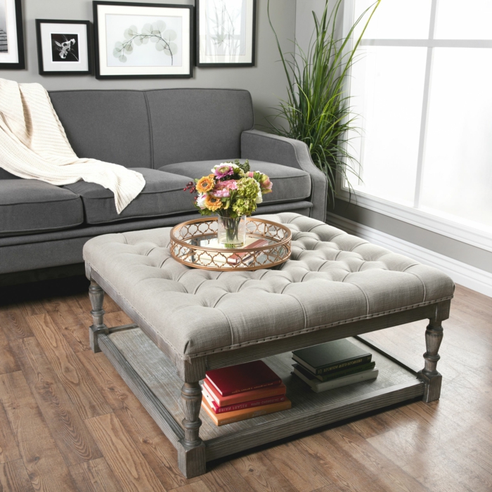 joli plateau décoratif en métal cuivré, vase et bouquet champêtre, ottomane grise, sol en planches, sofa gris