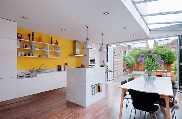comment peindre les murs dans une cuisine équipée moderne, exemple de crédence cuisine en couleur jaune