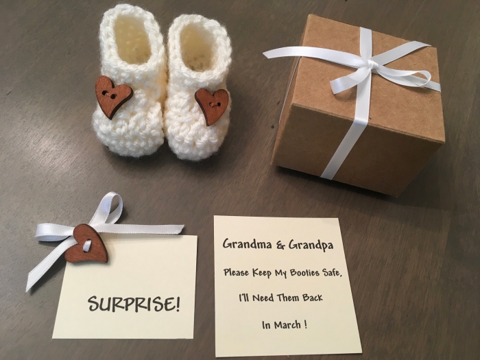 fabriquer une petite boîte à surprise avec carte annonce naissance bébé, exemple surprise pour grandparents