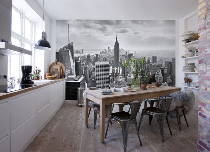 cuisine aménagée avec meubles bois, idée rangement petit espace avec étagères, déco murale avec papier peint panoramique