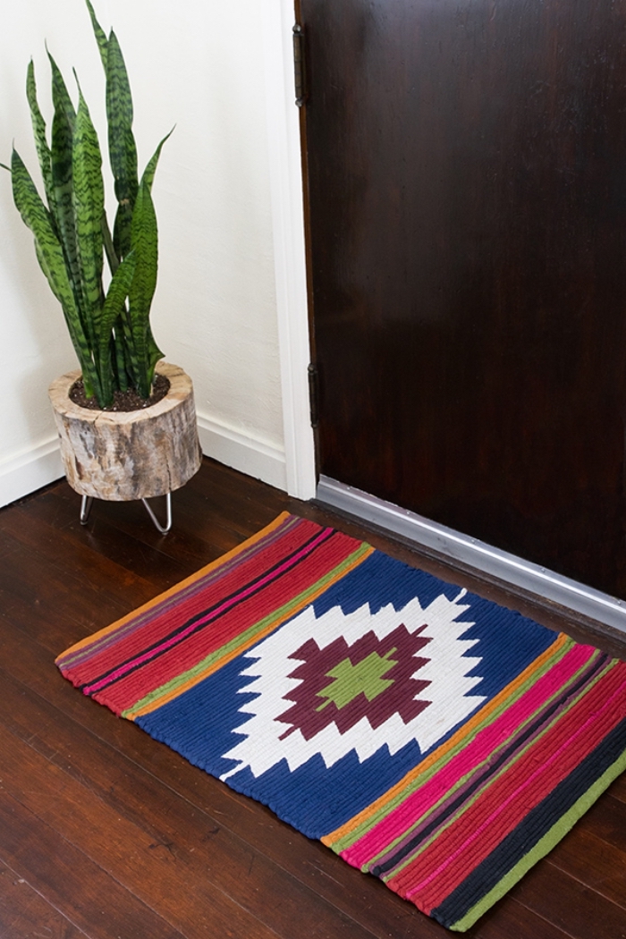 idée comment décorer un couloir avec objets ethniques ou plantes vertes, modèle de tapis tissé multicolore