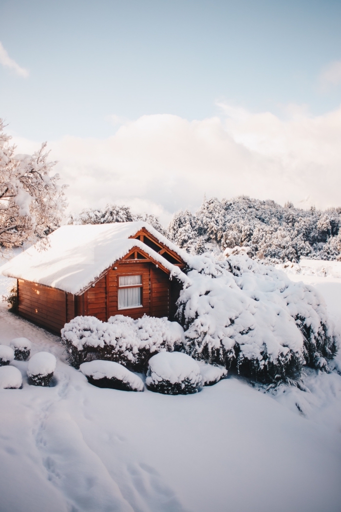 photo de cabane de bois cozy dans les montagnes, paysage hiver dans une forêt aux arbres couverts de neige