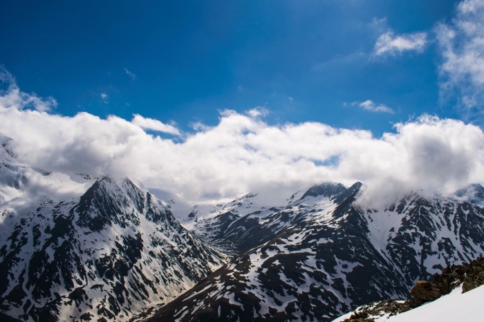 fond d écran gratuit pour ordinateur, photo hiver dans les montagnes avec ciel bleu et nuages duveteuses