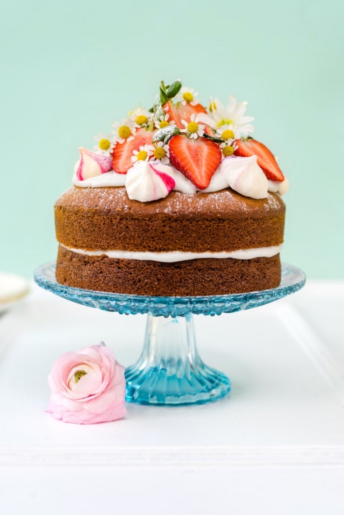naked cake végétalien sans oeufs et sans lactose, gateau a la vanille et son glaçage de chantilly à la noix de coco décoré de meringues et de fraises