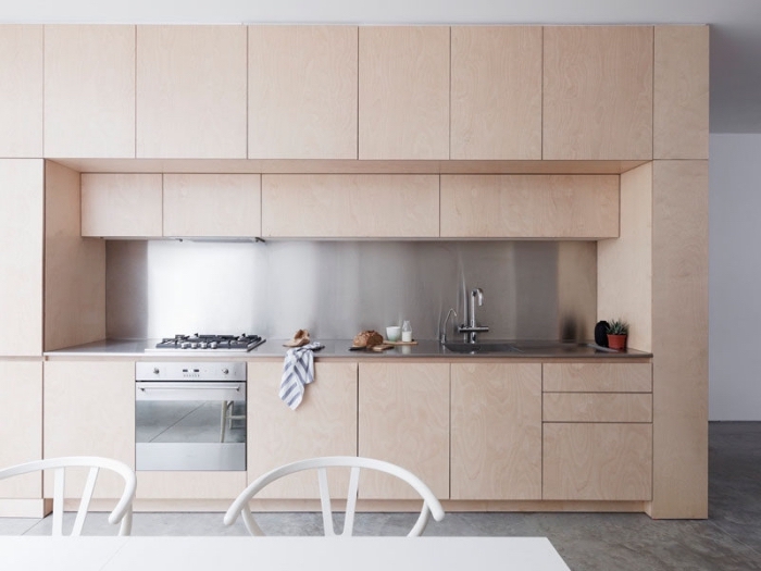 design de cuisine moderne avec meubles en bois sans poignées et credence inox, modèle plan de travail design inox