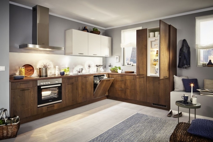 agencement cuisine en forme de L, modèle de cuisine avec meubles en bois foncé et murs gris, déco de cuisine d'angle