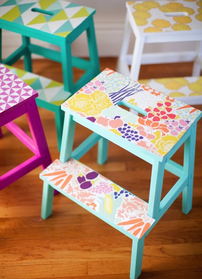detournement meuble ikea, tabouret echelle decorative retapé de papier peint à motifs floraux à utiliser en guise de table de chevet