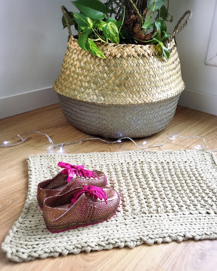 modèle de tapis crochet beige pour la chambre d'enfant, idée déco naturelle en objets fait main, modèle petit tapis en crochet