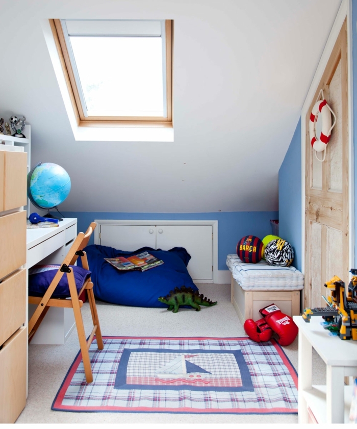 aménagement chambre bleu et blanc, petit bureau blanc, chambre de garçon thème nautique, mitaines de box rouges