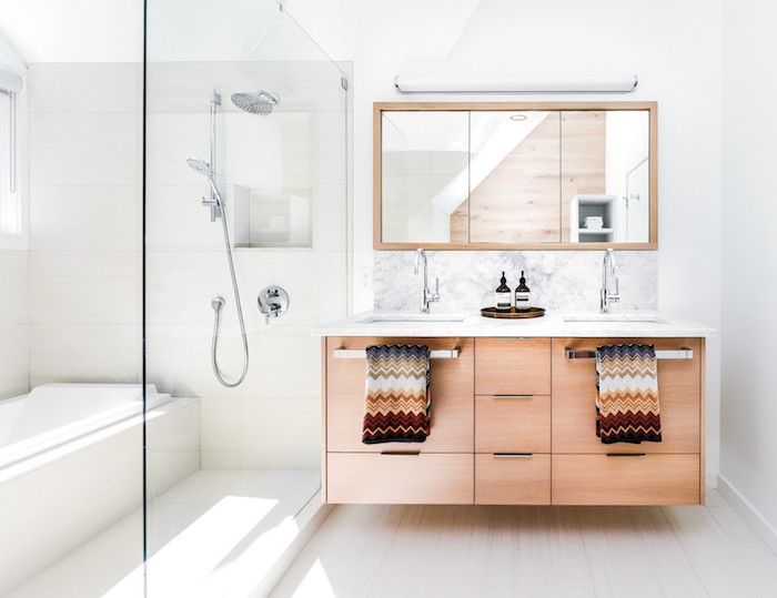 meuble double vasque salle de bain en bois type suedois avec douche italienne et baignoire avec séparation vitrée