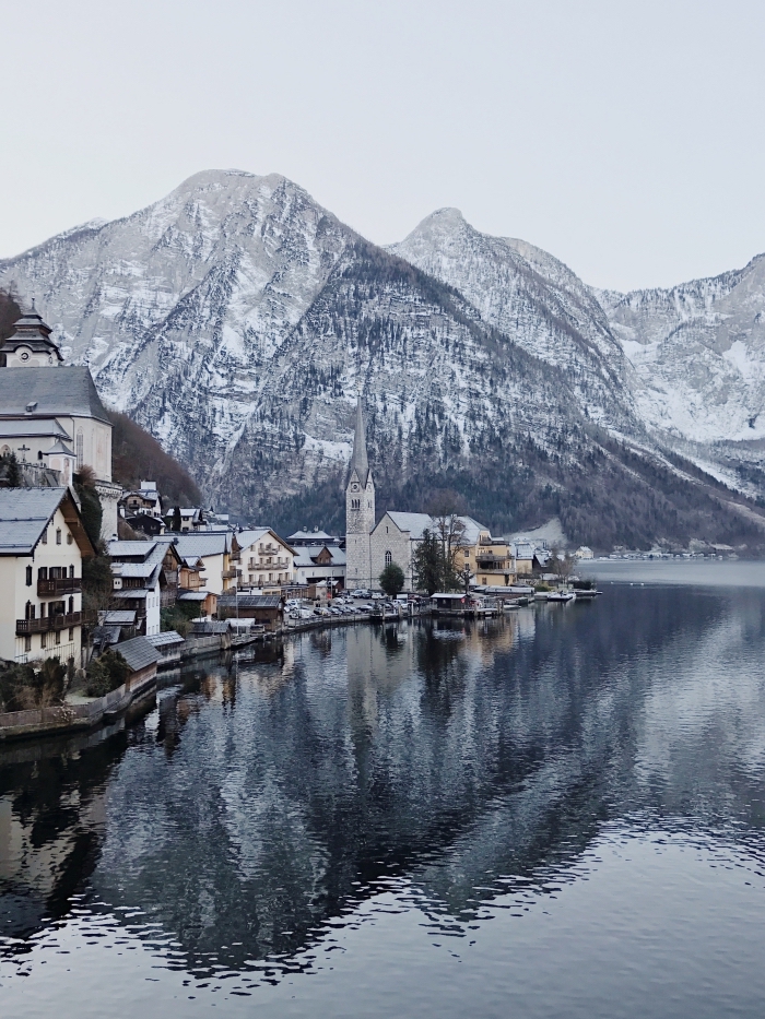 idée fond ecran pc, photo de paysage naturel en hiver dans un village au bord d'un lac et dans les montagnes