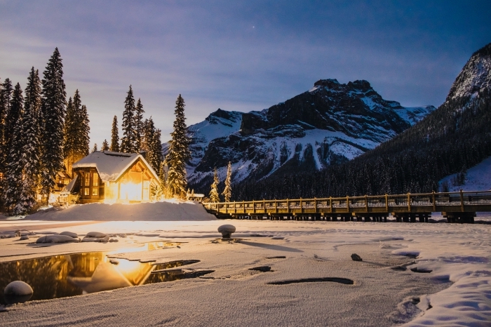 exemple paysage hiver comme fond d'écran gratuit, photo nuit dans les montagnes avec petite maison de bois