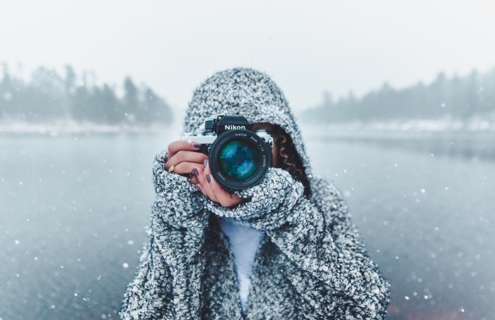 paysage de neige originale pour fond d'écran pc, image gratuite à télécharger, photo fille qui prend des photos en hiver