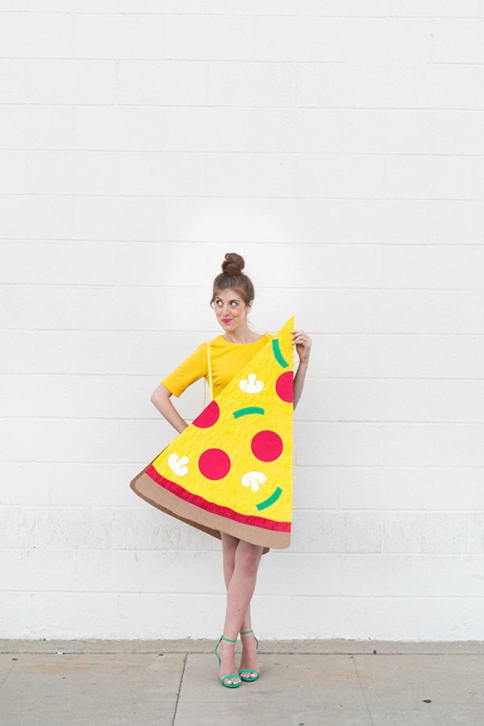 Organiser une soirée thème déguisement, soirée amusement entre amis, femme deguisement originale pizza morceau