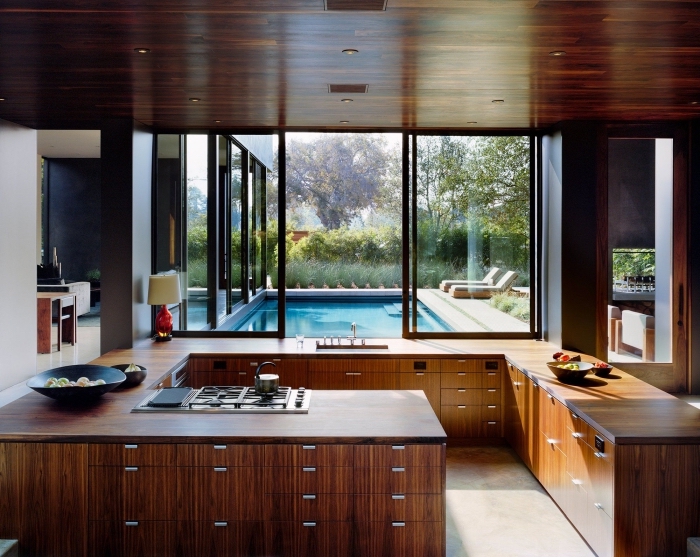 déco de cuisine en bois foncée, exemple agencement cuisine en G avec grande fenêtre, modèle plan de travail en bois
