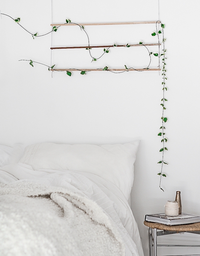 idee de plante grimpante interieur originale, lierre sur un support bois en guise de tete de lit originale, linge de lit blanc