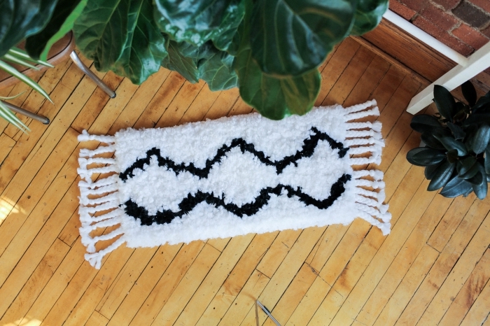 modèle de tapis bohème chic en laine à design rectangulaire blanc et noir avec franges, idée objet de déco diy
