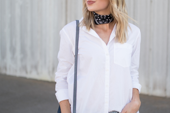 modèle de chemise blanche femme design loose, idée comment mettre une echarpe ou un foulard autour du cou