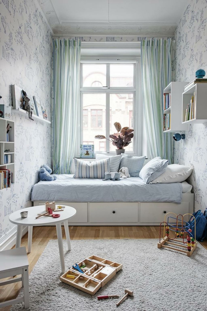 rangement chambre enfant, table basse blanche, tapis gris clair, lit avec rangement, étagères murales